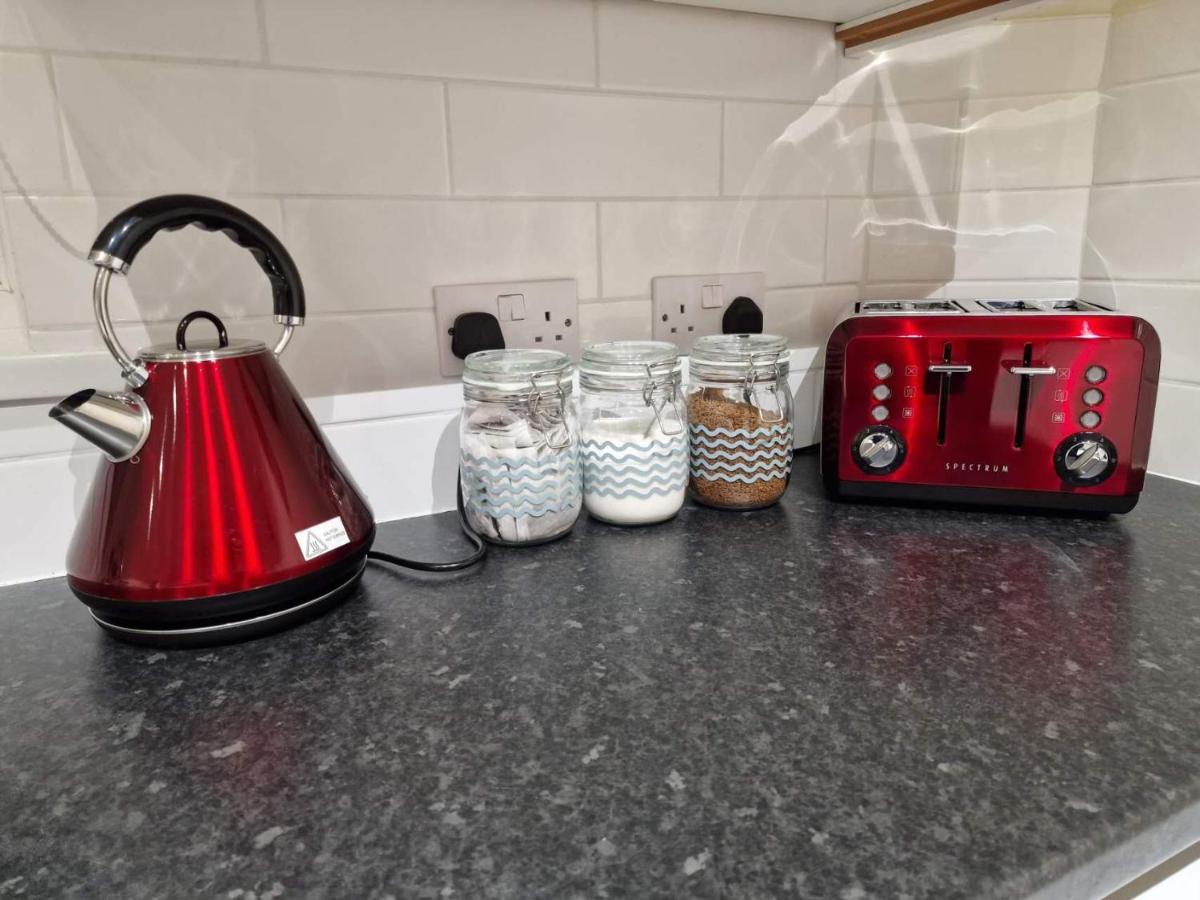 4 Bed 5 Double Beds Holidays House Near Train Station *